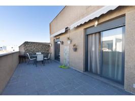 Descubre este precioso ático de tres amplios dormitorios, todos ellos equipados con armarios empotrados, que aportan com photo 0