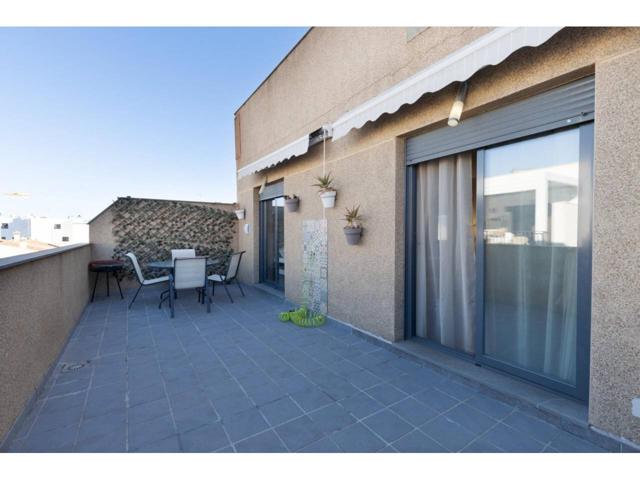 Descubre este precioso ático de tres amplios dormitorios, todos ellos equipados con armarios empotrados, que aportan com photo 0