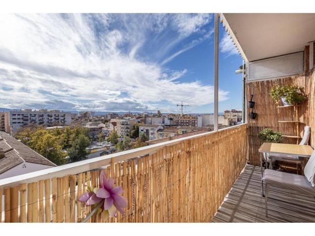 En este piso del Zaidín, la bienvenida la da un pequeño recibidor que anticipa la calma del hogar. Al avanzar hacia el s photo 0