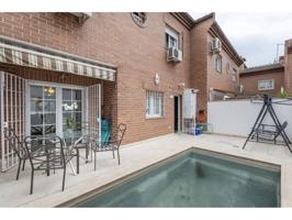 Ponemos a la venta esta espectacular casa en la mejor zona del barrio de los periodistas, inundada de luz y con todas la photo 0