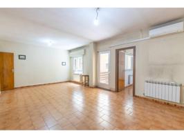 Si buscas un piso amplio, bien ubicado y con múltiples posibilidades de reforma, esta es tu vivienda. Situado en una de photo 0