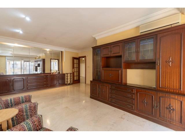 Se ofrece amplia vivienda en planta alta ubicada en el centro de Granada. Consta de cuatro dormitorios, dos baños reform photo 0