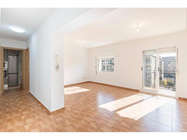 ¿Buscas una oportunidad de inversión en una de las zonas con mayor expansión de Granada? ¡Este luminoso piso en La Chana photo 0