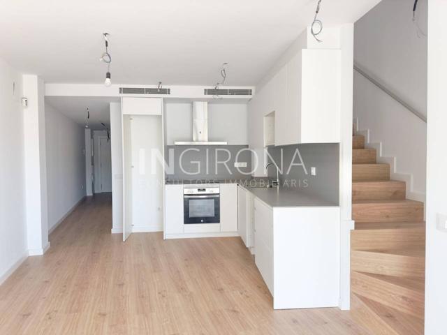 ¡Oportunidad! Excepcional ático duplex seminuevo en el centro de Girona photo 0