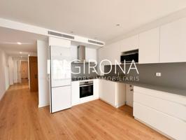 ¡Oportunidad! Excepcional ático duplex seminuevo en el centro de Girona photo 0