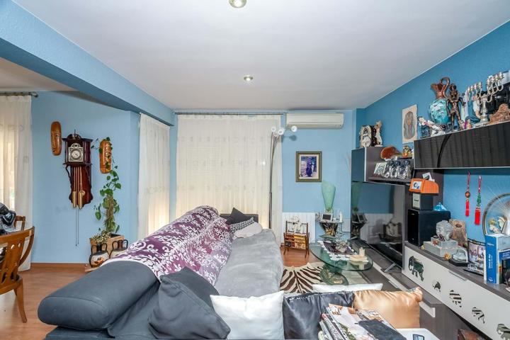 Casa individual en venta con 5 habitaciones,3 baños, garaje, jardín y barbacoa photo 0