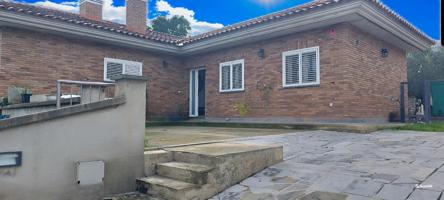Casa independiente en venta en Sils photo 0