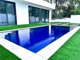 Casa independiente en venta con garaje y piscina en Llagostera photo 0