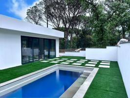 Casa independiente en venta con garaje y piscina en Llagostera photo 0