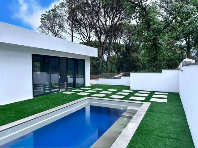 Casa independiente en venta con garaje y piscina en Llagostera photo 0