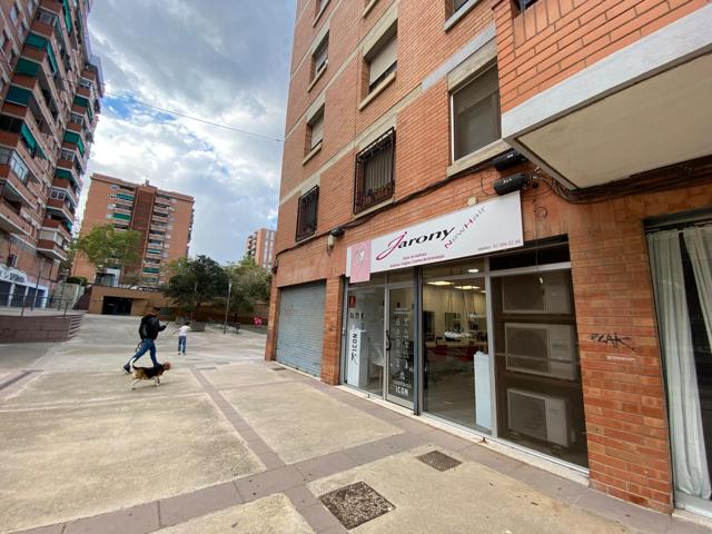 Traspaso Local de Peluquería con Historia Viva | Zona Lloreda – Badalona | 100 m² Equipados y en Ac photo 0
