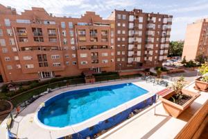 Piso reformado con garaje, trastero, terraza y piscina en Alcorcón photo 0