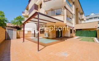 Encantador bajo dúplex de esquina con jardín privado photo 0