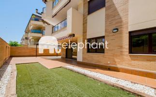 Encantador bajo dúplex de esquina con jardín privado photo 0