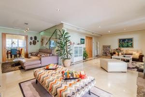 Exclusivo chalet de lujo en Las Rozas de Madrid con jardín, terrazas y ascensor privado photo 0