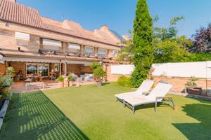 Exclusivo chalet de lujo en Las Rozas de Madrid con jardín, terrazas y ascensor privado photo 0