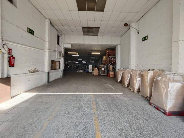 Nave industrial cerca de campo de fútbol photo 0