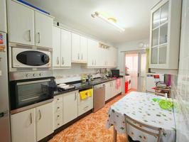SE VENDE piso, con garaje, en muy buen estado en zona Zapillo. photo 0
