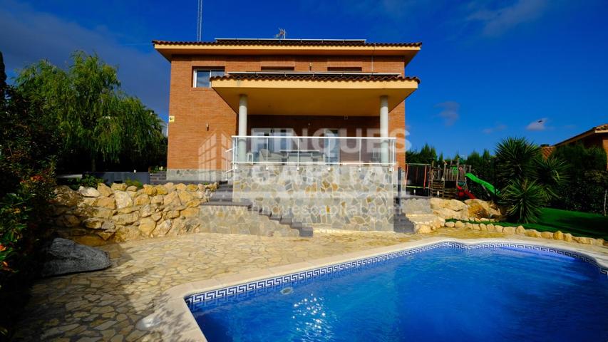 Casa unifamiliar con piscina en Els Boscos de Tarragona. photo 0