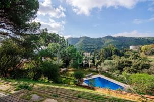 Preciosa casa con terreno y piscina en venta en Cabrera de Mar photo 0