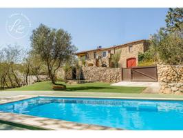 Encantadora casa rústica con jardín, piscina y vistas espectaculares. photo 0