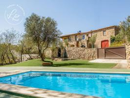 Encantadora casa rústica con jardín, piscina y vistas espectaculares. photo 0