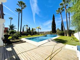 Increíble villa de 4 dormitorios con oficina, piscina privada y jardín en venta en Mijas Golf photo 0