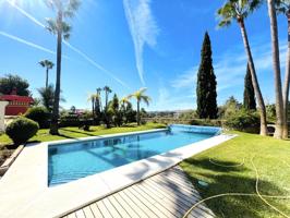 Increíble villa de 4 dormitorios con oficina, piscina privada y jardín en venta en Mijas Golf photo 0