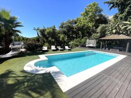 Villa contemporánea de 5 dormitorios con piscina, jacuzzi, sauna, gimnasio, jardín tropical, en venta en Marbella Este photo 0