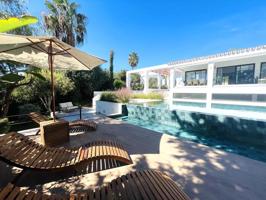 Moderna y lujosa villa independiente de 4 dormitorios con piscina, jardín, gimnasio y sauna en venta en Marbella Este photo 0