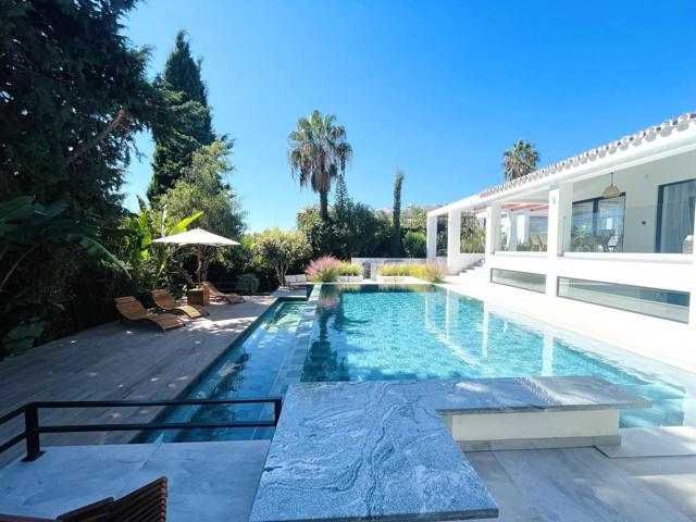 Moderna y lujosa villa independiente de 4 dormitorios con piscina, jardín, gimnasio y sauna en venta en Marbella Este photo 0