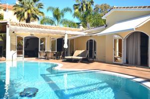 Hermosa villa de una sola planta de 3 dormitorios con piscina y jardín en venta en Artola, Marbella photo 0