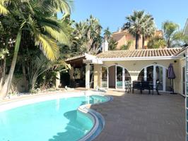 Hermosa villa de una sola planta de 3 dormitorios con piscina y jardín en venta en Artola, Marbella photo 0