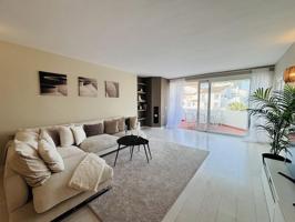 Moderno y elegante apartamento de 3 dormitorios con terraza y parking privado en alquiler en Puerto Banús, Marbella photo 0
