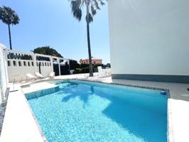 Moderna villa totalmente amueblada de 5 dormitorios con piscina y vistas al mar en venta en Mijas Costa photo 0