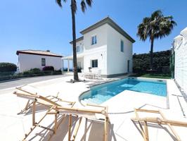 Moderna villa totalmente amueblada de 5 dormitorios con piscina y vistas al mar en venta en Mijas Costa photo 0