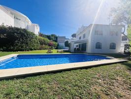 Villa de 5 dormitorios completamente reformada más un estudio independiente, con gran jardín y piscina privada en alquiler en Elviria photo 0