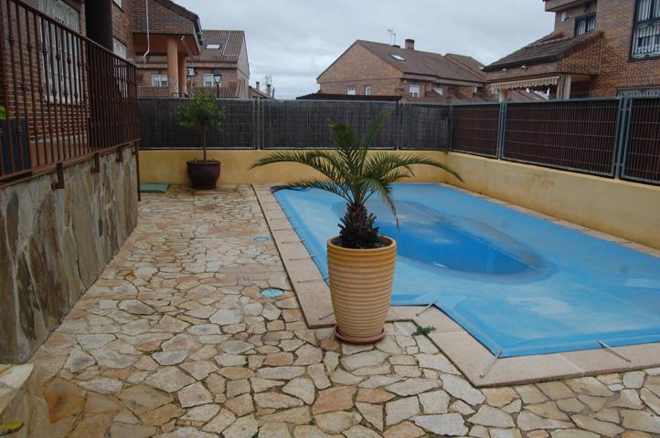 Gran Chalet Pareado en venta en Griñón con piscina! photo 0