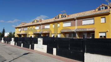 Chalet adosado en venta en calle Pioneros de Pedrezuela photo 0