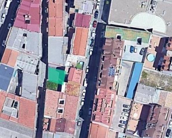 Solar formado por dos parcelas con edificaciones a demoler con una superficie de 140m photo 0