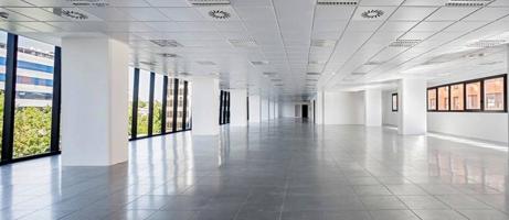 Edificio de oficinas ubicado en el distrito de Prosperidad, junto al metro de Cruz del rayo y el adu photo 0