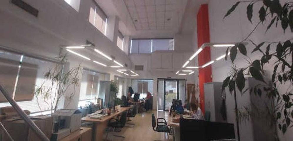 Local comercial en planta baja haciendo esquina con entrada independiente photo 0