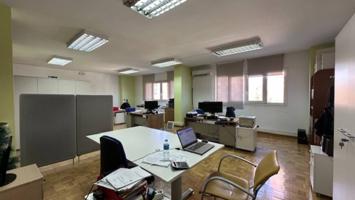 Oficina exterior junto al metro en el barrio del Carrascal en Leganés photo 0