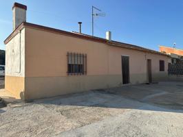 VIVIENDA UNIFAMILIAR con TERRENO DE USO TERCIARIO VALLADO. photo 0