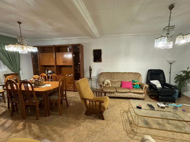 CHALET CON TERRENO - 4 DORMITORIOS, 2 BAÑOS, 2 SALONES photo 0