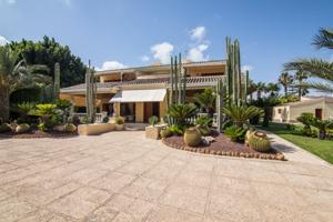 ¡UNA VILLA ESPECTACULAR EN EL JARDÍN DE TUS SUEÑOS! photo 0