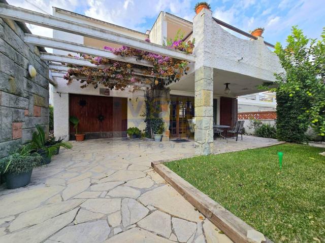 Casa Unifamiliar a 4 vientos con jardín, 2º línea de playa, zona Prat de Vilanova photo 0