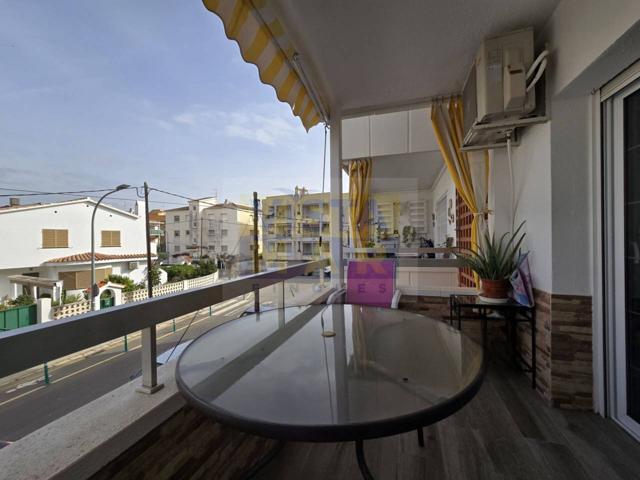 Venta de piso reformado 2º línea de playa, zona Marítim photo 0