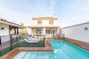 ¡Descubre el hogar de tus sueños en este espectacular chalet independiente! photo 0
