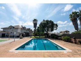 CASA A 4 VIENTOS CON PARCELA DE 2050m², PISCINA, PARQUE INFANTIL Y GARAJE INMENSO EN CASTELLARNAU photo 0